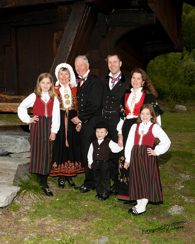 Gullbryllupet til Randi og Kolbjørn (3. generasjon gullsmed) Sando i 2010. Her er også Åse og Jørgen (4. generasjon gullsmed) med sine barn Karoline, Marie og Eirik.